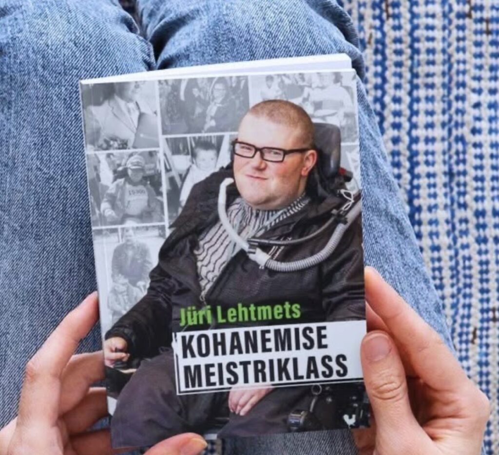 Kuula “Kohanemise meistriklassi” heliraamatuna“Kohanemise meistriklass” on nüüd avaldatud ka heliraamatuna ning ligipääsetav Eesti Rahvusraamatukogu Pimedate Raamatukogu veebikataloogis. "Kohanemise meistriklass" on raamat, kus Jüri Lehtmets autorina avab oma erakordse loo, mis inspireerib kõiki inimesi nägema raskustes võimalusi, mitte takistusi. Jüri on mees, kes hoolimata raskele puudele on elurõõmus ja aktiivne ühiskonna liige. Tal on Duchenne’i lihasdüstroofia, mis toob kaasa lihaste nõrgenemise aasta aastalt. Tema keha ei toimi. Säilinud on vaid vaevaline sõrmede liigutamine. Arstide prognooside kiuste on ta elanud üle kolmekümne sisuka eluaasta, trotsides iga tund oma füüsilist piiratust. See on raamat, mis aitab tunda rõõmu elu igast hetkest!Eesti Rahvusraamatukogu Pimedate Raamatukogu 2026https://www.veebiraamatukogu.ee/et/item/166798/Kohanemise-meistriklass/